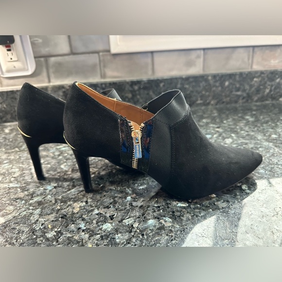 Calvin Klein Black Suede Gold Zip Jitar Leather High Heel Ankle Booties Size 9.5 - Picture 4 of 11